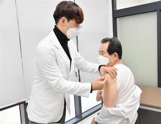 韩国总理丁世均接种流感疫苗